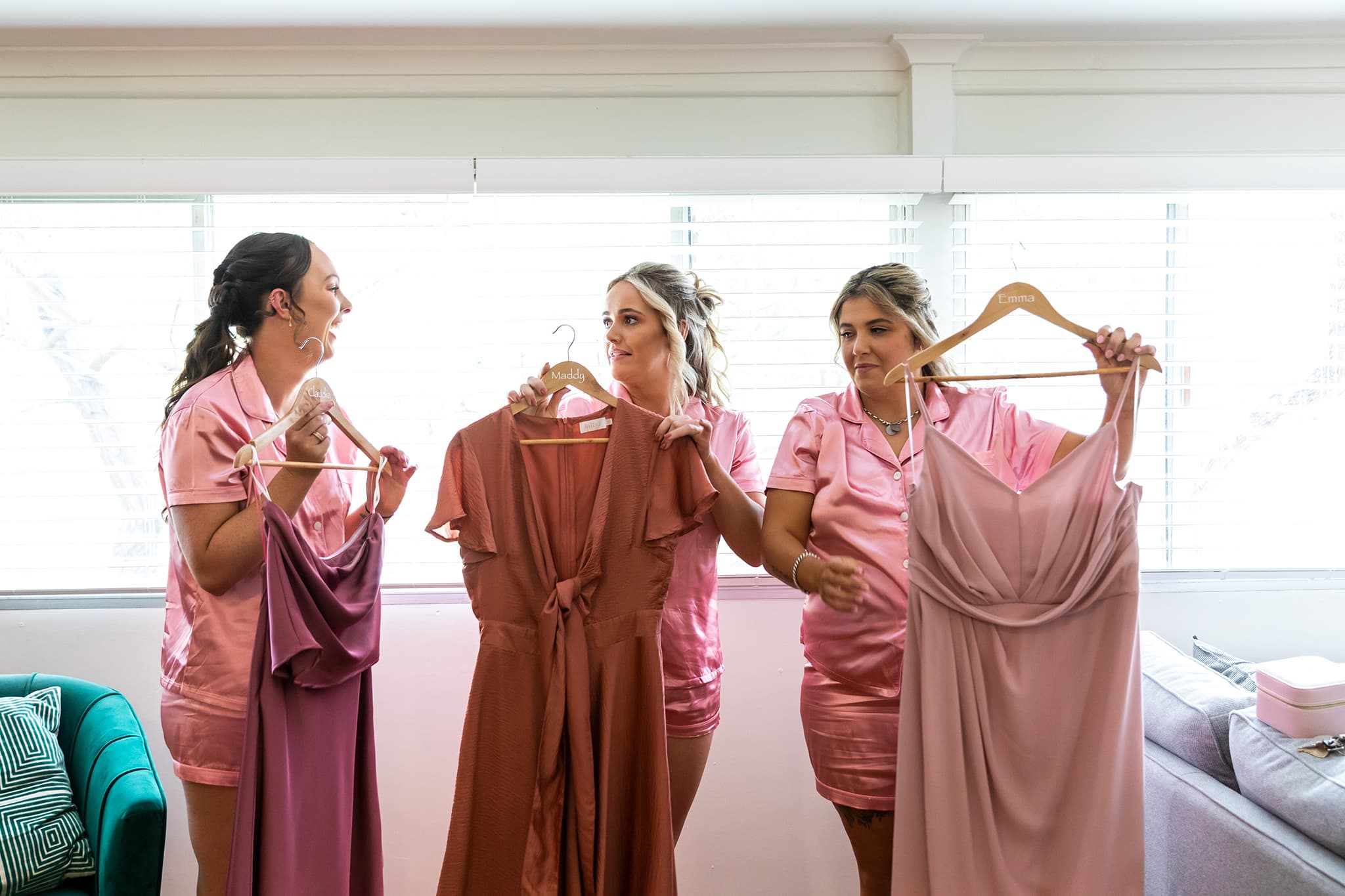 Bridesmaides getting ready by Mooi Photography