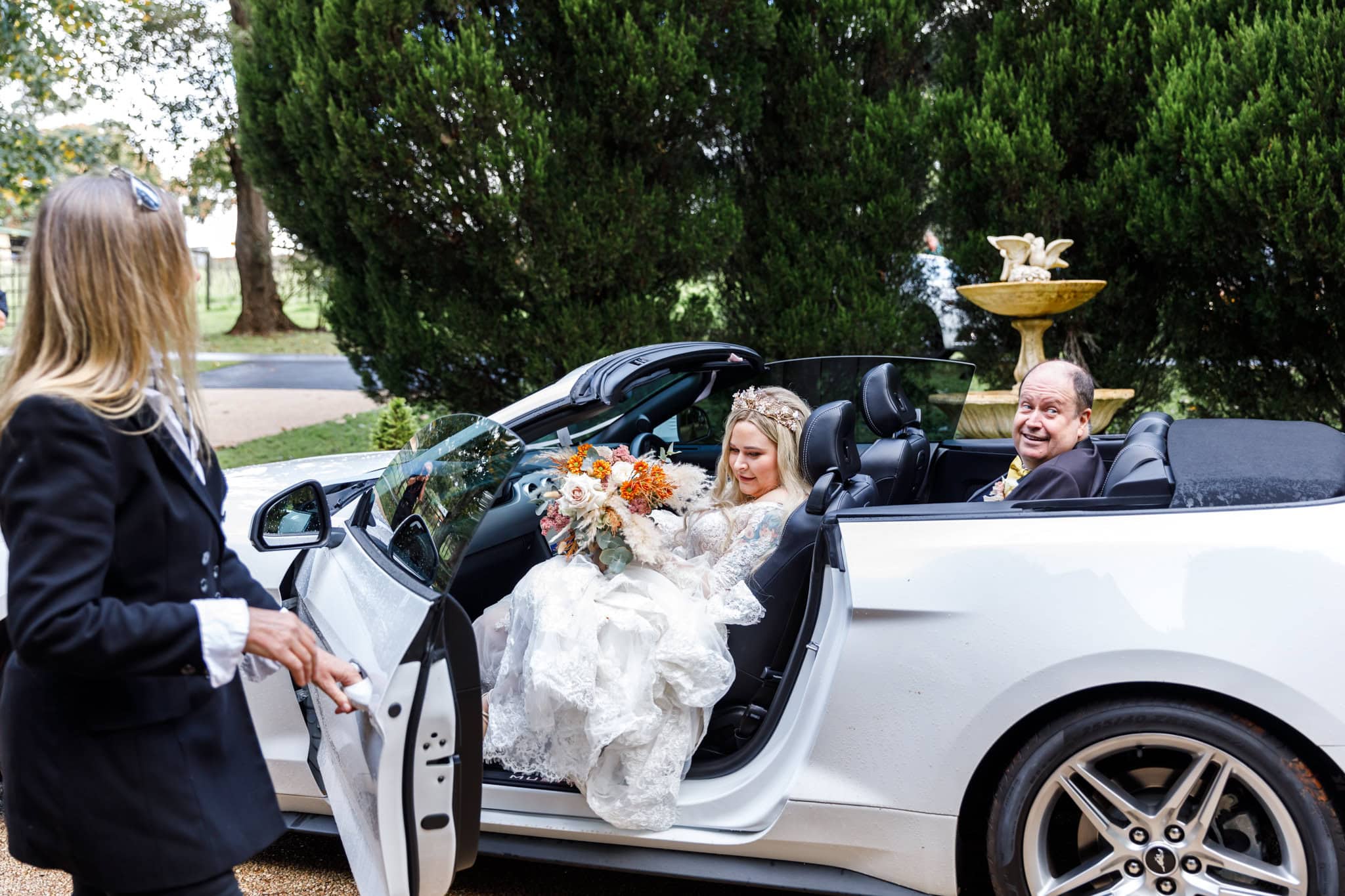 Brides arrival at Cedar Creek Estate Winery on her wedding day, by Mooi Photography.